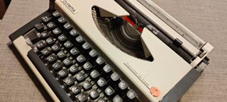 Máquina de escribir Olympia Traveller de Luxe