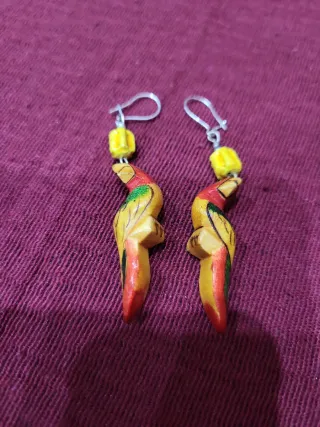 Lote de 2 pares de pendientes largos.