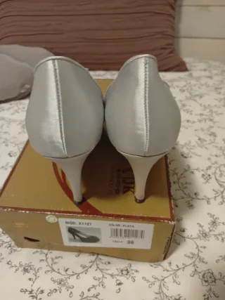 Zapatos de tacón plateados talla 38