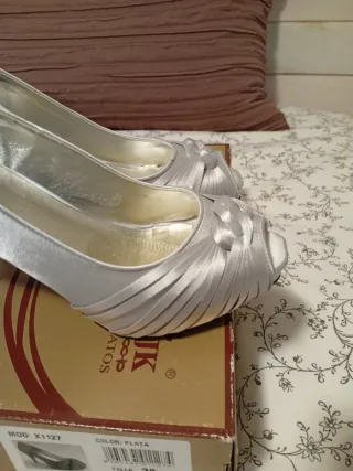 Zapatos de tacón plateados talla 38