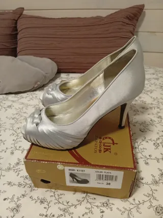 Zapatos de tacón plateados talla 38