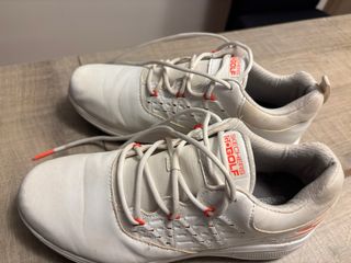 Zapatos de golf Skechers blancos y naranjas mujer