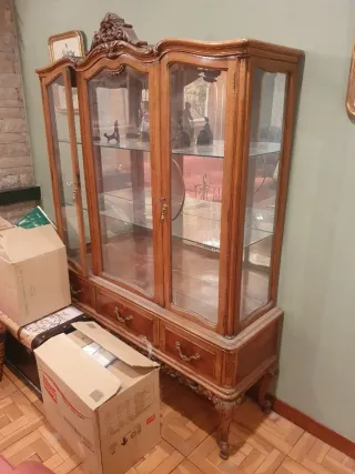 Mueble vitrina de madera y cristal