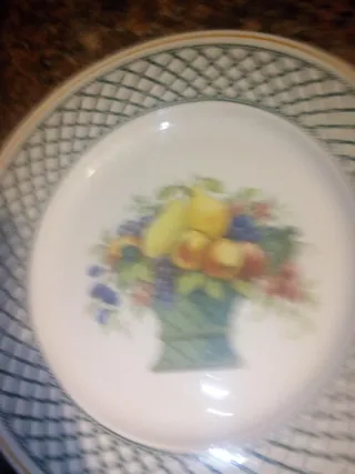 Plato de porcelana con diseño de frutas