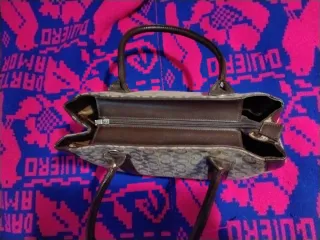 Bolso de lona marrón con logo