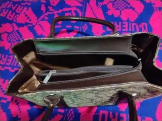 Bolso de lona marrón con logo