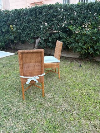 6 Sillas de Mimbre Marrones con Cojines Blancos