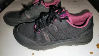 Zapatillas senderismo Quechua negras y rosas