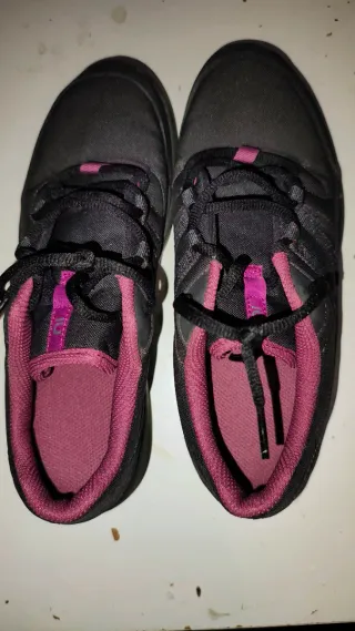 Zapatillas senderismo Quechua negras y rosas