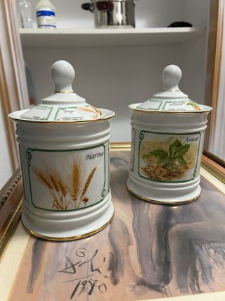 Tarro de porcelana con detalles dorados