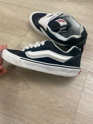 Zapatillas Vans Knu Skool Negras y Blancas