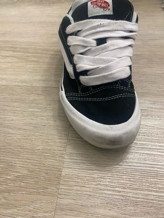 Zapatillas Vans Knu Skool Negras y Blancas