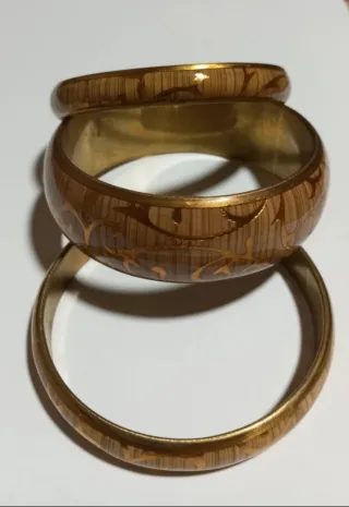 Juego 3 Pulseras Doradas con Diseño