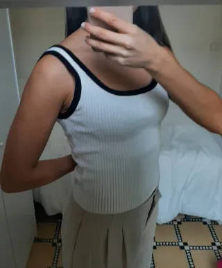 Blusa tirantes anchos con detalle azul