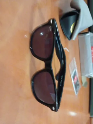 Gafas de sol Ray-Ban negras y marrones