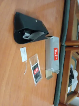 Gafas de sol Ray-Ban negras y marrones