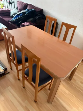 Mesa extensible y 6 sillas de madera