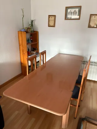 Mesa extensible y 6 sillas de madera