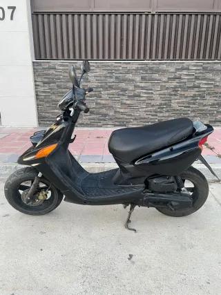 Moto Yamaha BWS Negra