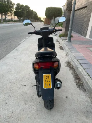 Moto Yamaha BWS Negra