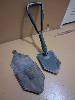 Zapapico o útil de mango corto plegable con funda