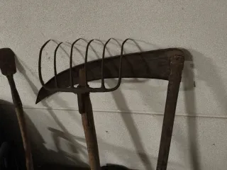 Rastrillo, guadaña y azada rústica