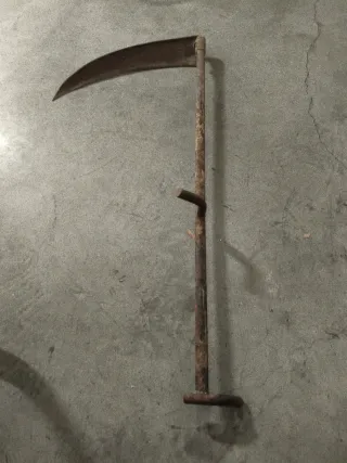 Rastrillo, guadaña y azada rústica