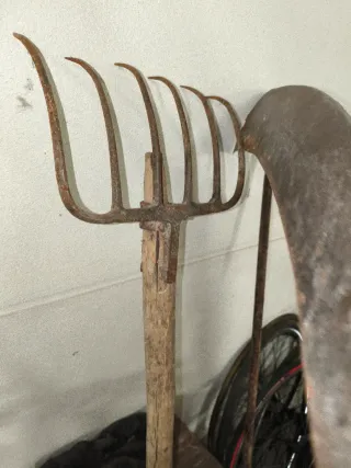 Rastrillo, guadaña y azada rústica