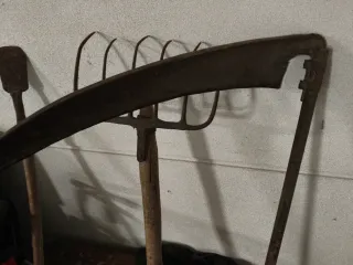 Rastrillo, guadaña y azada rústica