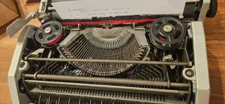 Máquina de escribir Olivetti Lettera DL portátil