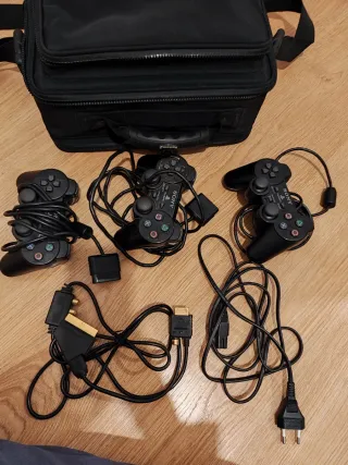 PlayStation 2 Negra + 3 mandos + pulsadores Buzz