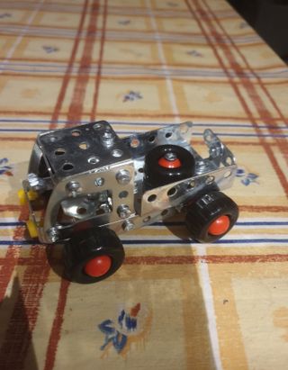 Coche de construcción metálico