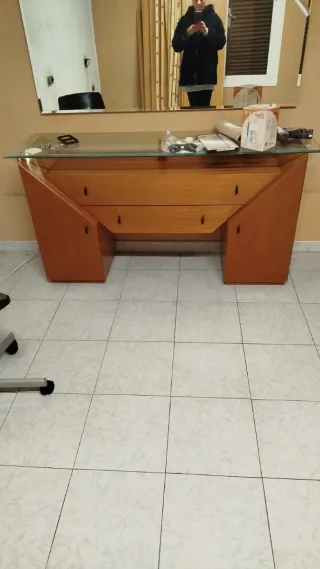 Aparador o tocador de madera y cristal