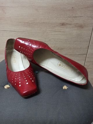 Zapatos de piel rojos con lunares