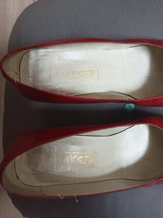 Zapatos de piel rojos con lunares