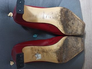 Zapatos de piel rojos con lunares
