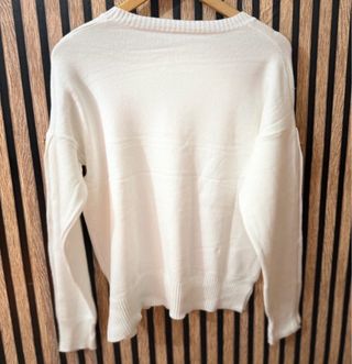 Jersey blanco con botones dorados