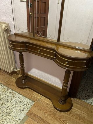 Recibidor de madera con espejo