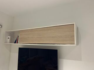 Mueble de salón blanco y madera