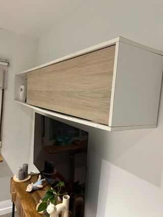Mueble de salón blanco y madera