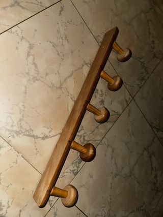 Colgador de madera con 5 pomos