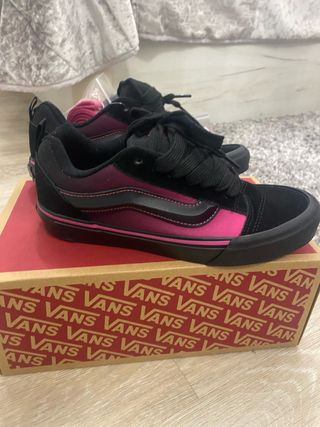 Zapatillas Vans Knu Skool Negras y Rosas