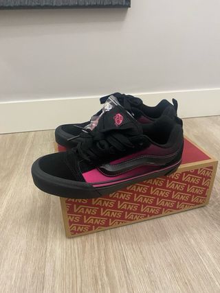 Zapatillas Vans Knu Skool Negras y Rosas