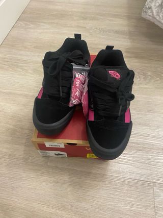 Zapatillas Vans Knu Skool Negras y Rosas