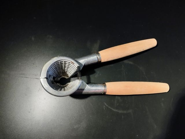 Cascanueces de metal y madera