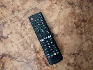 TV 40” Ultra HD + Soporte + Mando ¡Como nueva!