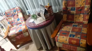 Sillón de madera y tela estampado las 2 por 150
