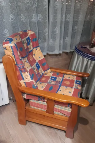 Sillón de madera y tela estampado las 2 por 150