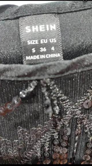 Vestido negro estilo charlestón