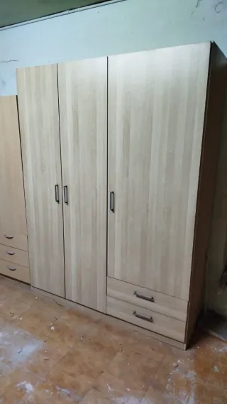 Armario de madera color beige/marrón